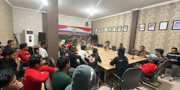 Audiensi antara Pemerintah Kecamatan Muara Badak, perusahaan, dan aliansi masyarakat membahas rekrutmen tenaga kerja PT BKY di Kantor Camat Muara Badak, 5 Agustus 2025.