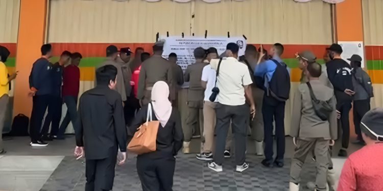 Satpol PP Kukar Segel Eramart di Muara Badak, Camat Arpan Ungkap Alasannya