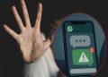 Ilustrasi smartphone menampilkan percakapan WhatsApp, menggambarkan intimidasi terhadap korban kasus pesantren