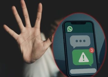 Ilustrasi smartphone menampilkan percakapan WhatsApp, menggambarkan intimidasi terhadap korban kasus pesantren