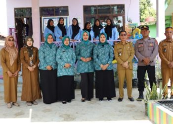 Ketua TP PKK Kukar bersama Camat, unsur Polsek, Forkopimcam, dan kader Posyandu Anggrek Desa Suka Damai di Muara Badak.