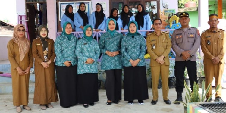 Ketua TP PKK Kukar bersama Camat, unsur Polsek, Forkopimcam, dan kader Posyandu Anggrek Desa Suka Damai di Muara Badak.