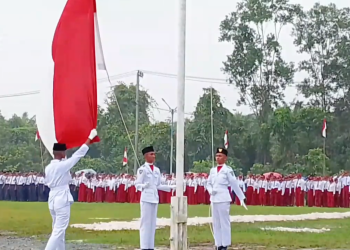 Paskibraka Muara Badak mengibarkan bendera Merah Putih saat HUT RI ke-80