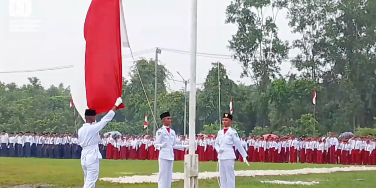 Paskibraka Muara Badak mengibarkan bendera Merah Putih saat HUT RI ke-80
