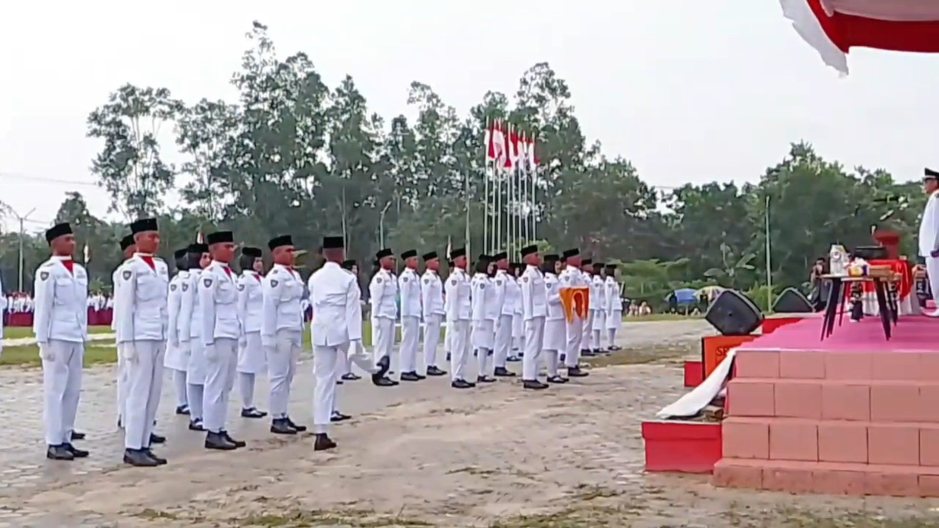 Formasi 37 anggota Paskibraka Muara Badak tahun 2025