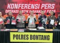 Kapolres Bontang AKBP Widho Anriano bersama jajaran menunjukkan barang bukti sabu-sabu hasil Operasi Antik Mahakam 2025