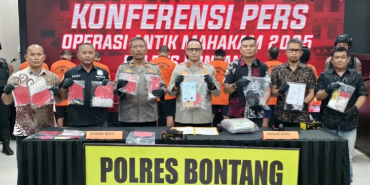 Kapolres Bontang AKBP Widho Anriano bersama jajaran menunjukkan barang bukti sabu-sabu hasil Operasi Antik Mahakam 2025
