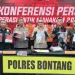 Kapolres Bontang AKBP Widho Anriano bersama jajaran menunjukkan barang bukti sabu-sabu hasil Operasi Antik Mahakam 2025