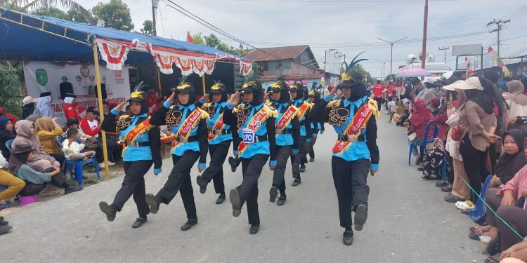 Ribuan pelajar dan warga memeriahkan lomba gerak jalan HUT ke-80 RI di Muara Badak, diikuti 173 regu dari SD, SMP, SMA, dan umum