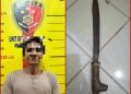 Pelaku penebasan di Muara Badak berdiri di depan latar Unit Reskrim, dan barang bukti sebilah parang gagang kayu.