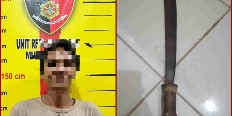 Pelaku penebasan di Muara Badak berdiri di depan latar Unit Reskrim, dan barang bukti sebilah parang gagang kayu.