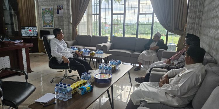 Pengurus DMI Muara Badak kunjungi Camat untuk sampaikan agenda Tabligh Akbar Internasional di Bandar Lampung