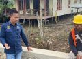 Anggota DPRD Kaltim Baharuddin Demmu meninjau proyek jalan Rp36 miliar di Desa Semangkok, Kukar, bersama pekerja proyek.