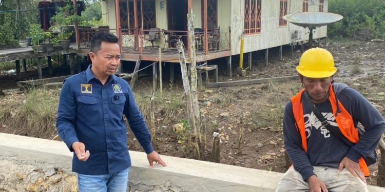Anggota DPRD Kaltim Baharuddin Demmu meninjau proyek jalan Rp36 miliar di Desa Semangkok, Kukar, bersama pekerja proyek.