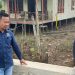 Anggota DPRD Kaltim Baharuddin Demmu meninjau proyek jalan Rp36 miliar di Desa Semangkok, Kukar, bersama pekerja proyek.