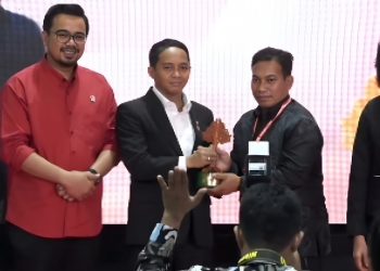Ramlan, putra Muara Badak, menerima penghargaan Juara II Nasional Lomba Wana Lestari 2025 di Jakarta.