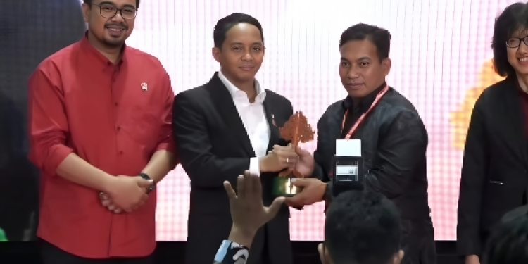 Ramlan, putra Muara Badak, menerima penghargaan Juara II Nasional Lomba Wana Lestari 2025 di Jakarta.
