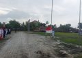 Upacara HUT RI ke-80 di Kecamatan Muara Badak Kutai Kartanegara saat pengibaran bendera Merah Putih diguyur hujan