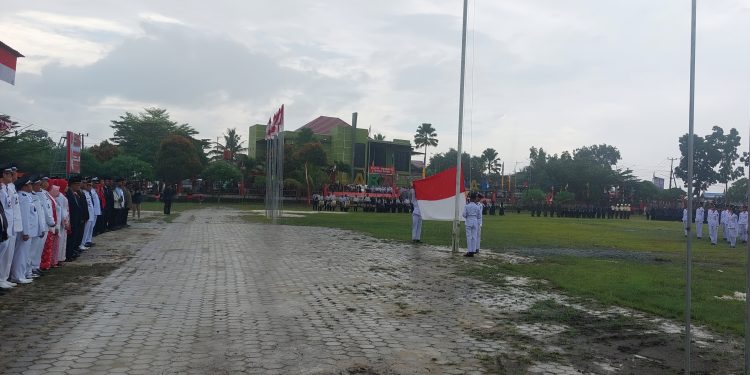 Upacara HUT RI ke-80 di Kecamatan Muara Badak Kutai Kartanegara saat pengibaran bendera Merah Putih diguyur hujan