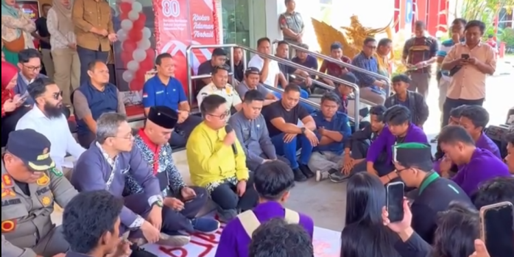 Wakil Bupati Kutai Kartanegara duduk bersama massa aksi mahasiswa di depan Kantor Bupati Kukar, menyikapi pemangkasan beasiswa Kukar Idaman 2025.