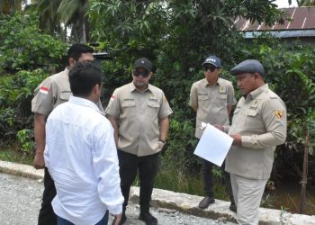 Kunjungan Komisi III DPRD Kaltim pada proyek jalan Marangkayu yang diduga gunakan air laut