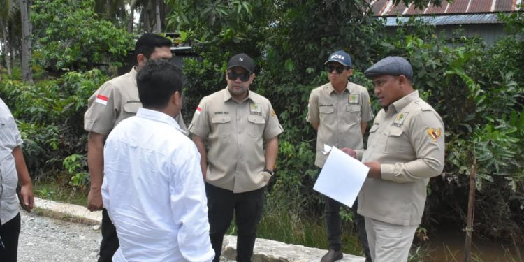 Kunjungan Komisi III DPRD Kaltim pada proyek jalan Marangkayu yang diduga gunakan air laut