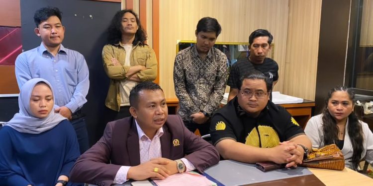 Paulinus Dugis, Penasihat Hukum 4 mahasiswa tersangka bom molotov Unmul saat ditemui media di Samarinda