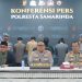 Kapolresta Samarinda Kombes Pol Hendri Umar bersama Rektor Unmul Prof Abdunnur dalam konferensi pers kasus penangguhan penahanan mahasiswa Unmul tersangka bom molotov.