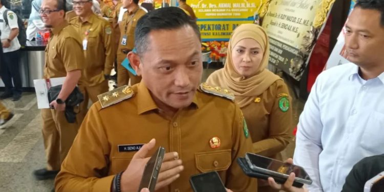 Wakil Gubernur Kaltim Seno Aji diwawancarai awak media di Samarinda