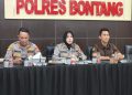 Wakapolres Bontang Kompol Ropiyani (tengah) saat konferensi pers perihal penggelapan sepeda motor