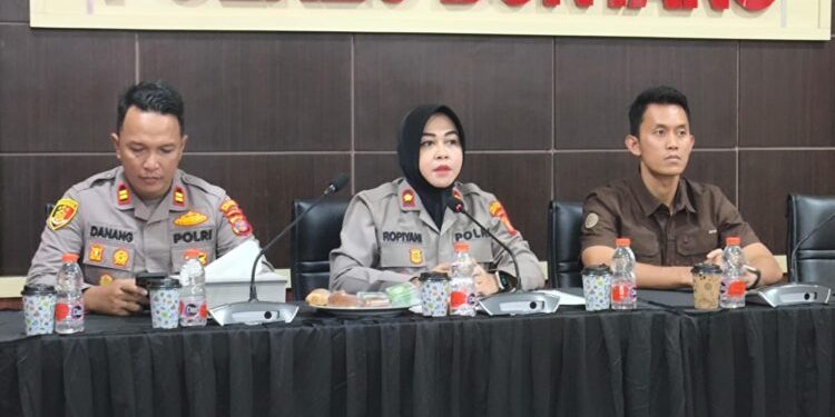 Wakapolres Bontang Kompol Ropiyani (tengah) saat konferensi pers perihal penggelapan sepeda motor