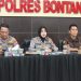 Wakapolres Bontang Kompol Ropiyani (tengah) saat konferensi pers perihal penggelapan sepeda motor