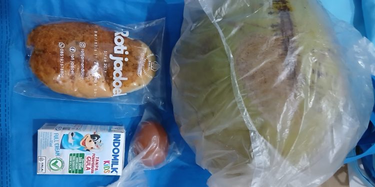 Menu MBG di SDN 001 Muara Badak pada 6 Februari 2026 terdiri dari roti, susu, telur rebus dan kelapa muda. Dok SPPG MBG Gas Alam Badak 1.