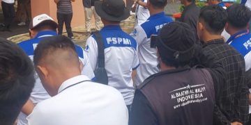 FSPMI Kukar menggelar aksi damai di depan kantor DPRD Kukar, Senin (2/2/26).
