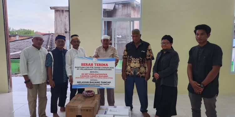 PTB Hadir Nyata Untuk Nelayan: 25 Set Perlengkapan Lampu Bagan Diserahkan di Muara Badak