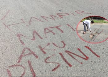 Mahasiswa UNMUL Terjatuh di Jalan Rusak Muara Badak, Tandai Lubang dengan Pilox “Hampir Mati Aku Disini”