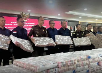 Uang Rp 214 Miliar dan barang bukti lainnya dugaan korupsi tambang di Kukar, dihadirkan dalam konferensi pers di Kejati Kaltim, Kamis (26/3/2026)