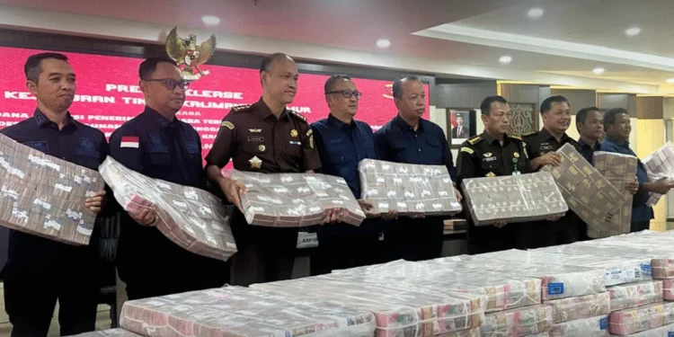 Uang Rp 214 Miliar dan barang bukti lainnya dugaan korupsi tambang di Kukar, dihadirkan dalam konferensi pers di Kejati Kaltim, Kamis (26/3/2026)