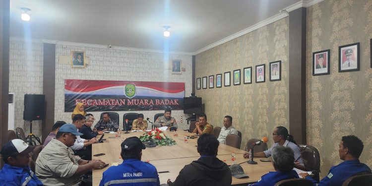 Mediasi KSOP Samarinda dan Nelayan Muara Badak Sedang Berlangsung di Kantor Kecamatan